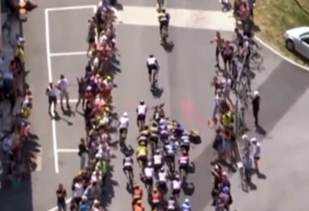 Si fa un selfie e provoca maxi caduta di ciclisti