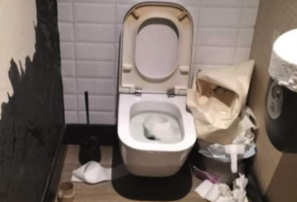 Non trova la carta igienica e usa quella da parati