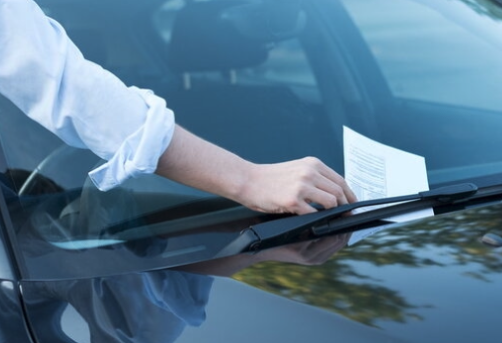 Prende una multa e se la mangia per protesta