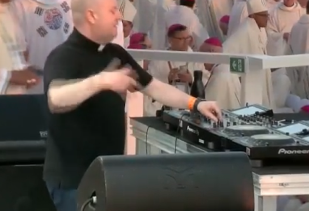 Il prete dj che fa ballare milioni di giovani