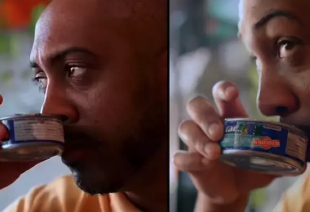 Uomo dipendente dall’odore del tonno in scatola