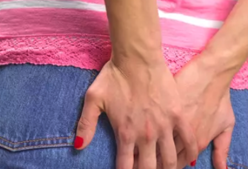 Lui vieta a lei le flatulenze in casa perché poco femminili