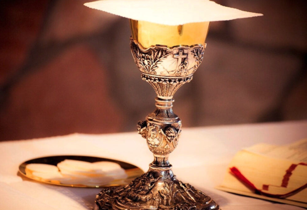 Si traveste da prete e si ubriaca con il vino della sagrestia