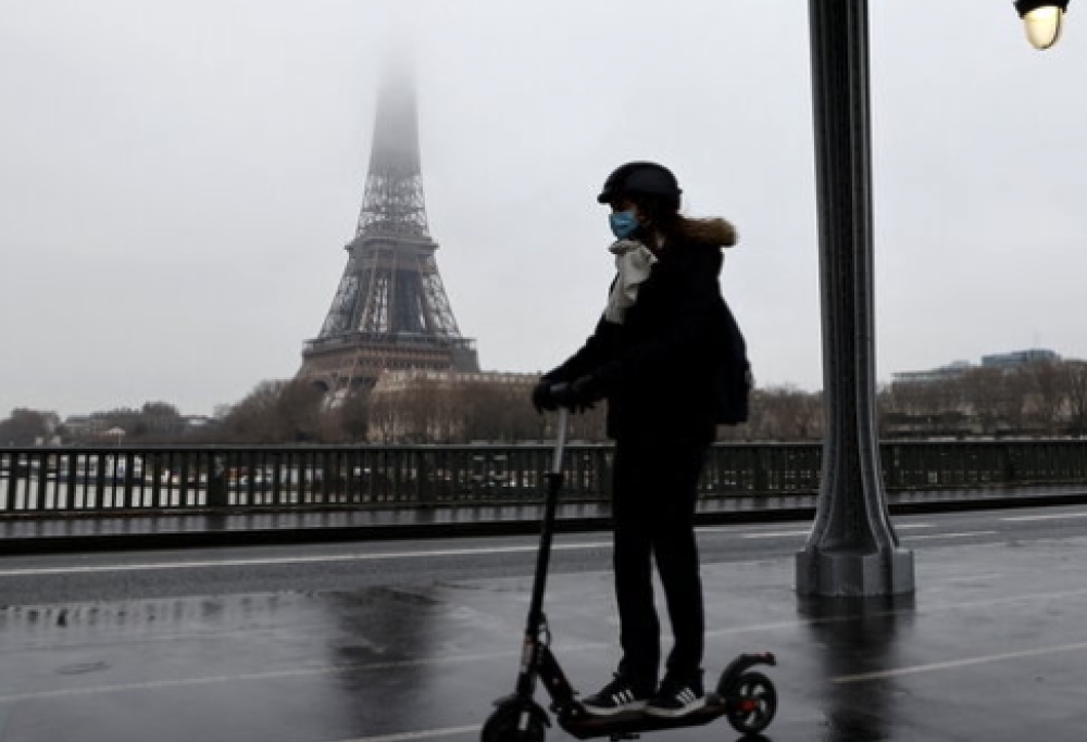 Parigi, dal 1° settembre via i monopattini elettrici pubblici