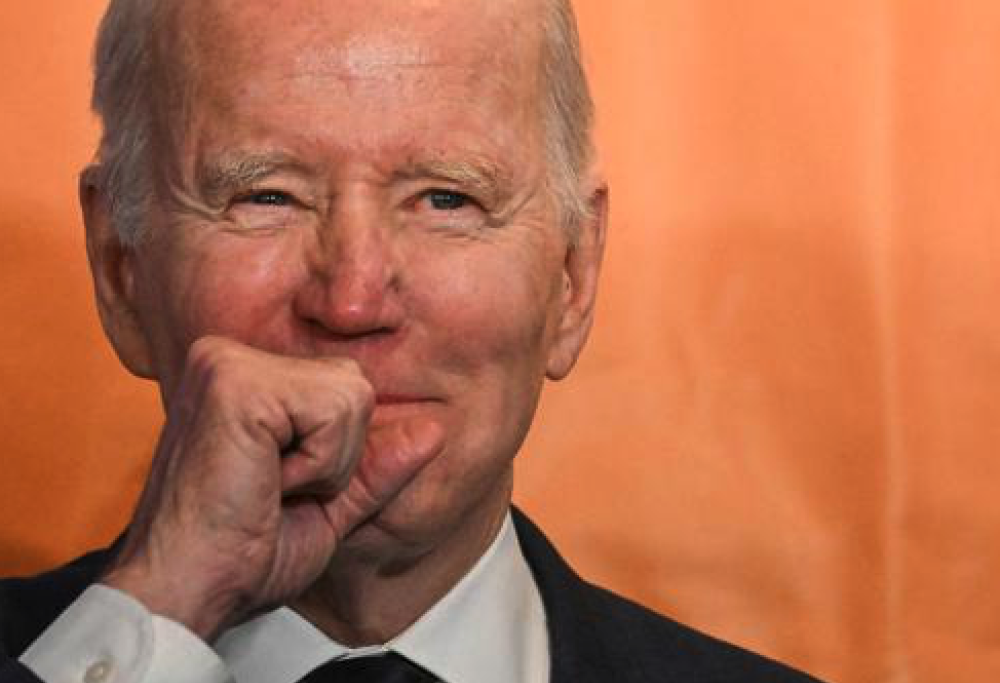 Spengono il microfono a Biden e lui va a letto