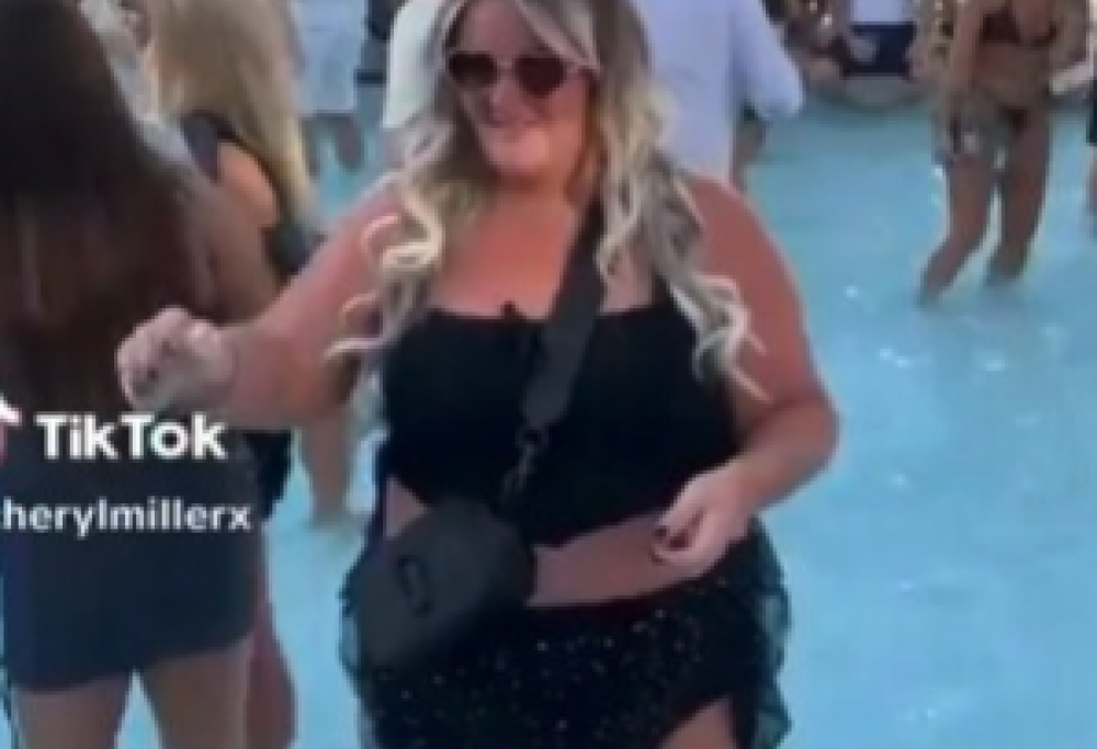 Getta ceneri del fratello nella piscina di un  hotel di Ibiza