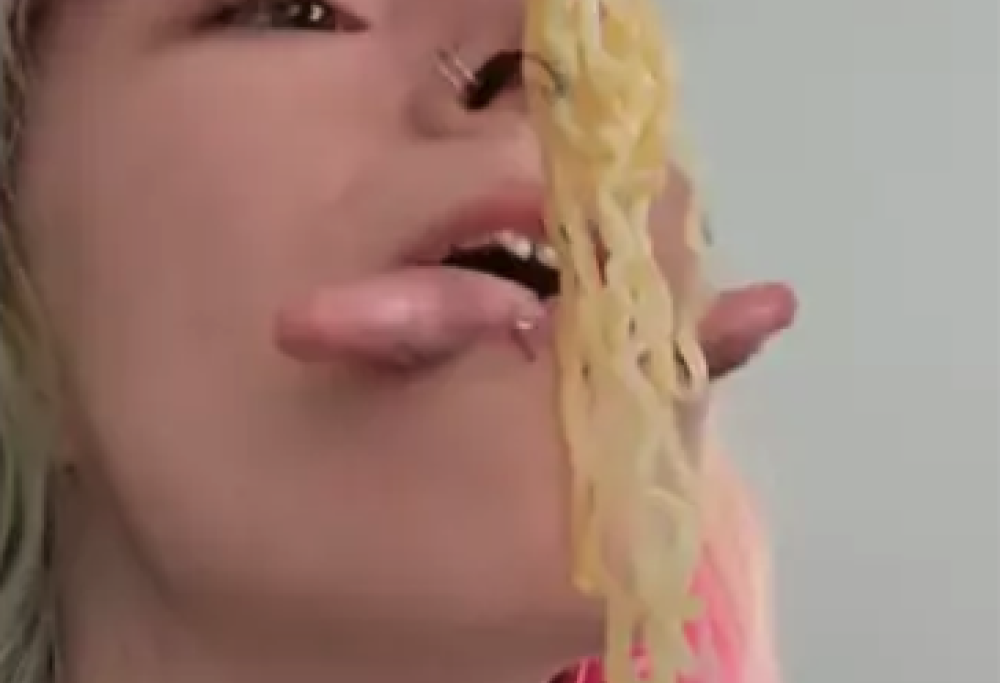 Tatuatrice fa impazzire il web mangiando noodles