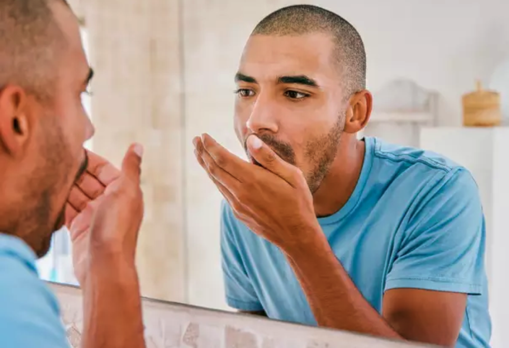 Perché al mattino puzza l’alito