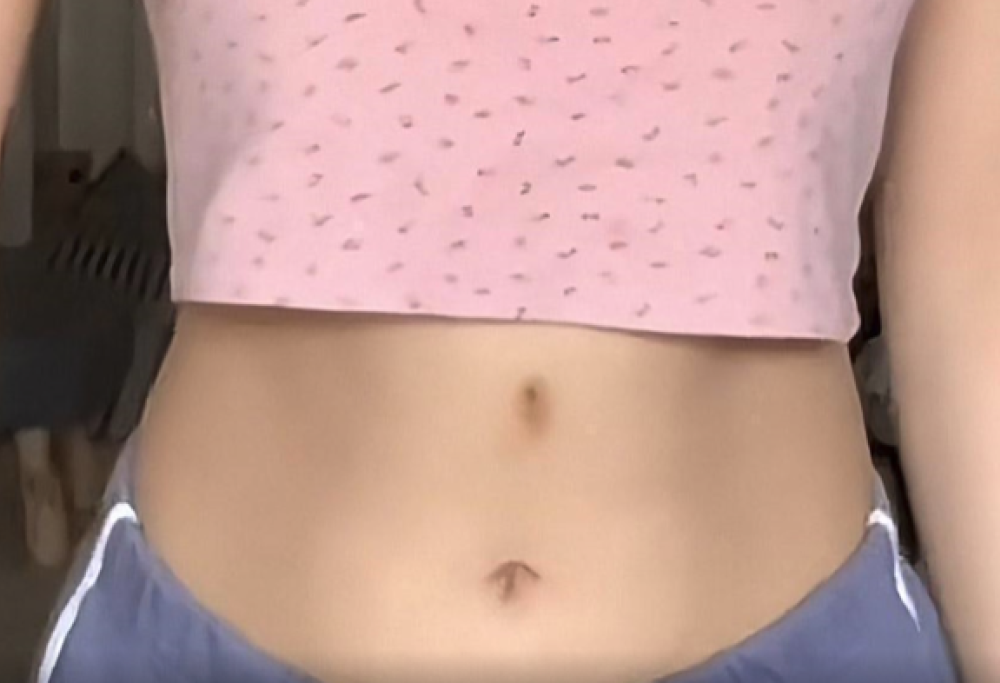 Finto ombelico adesivo per sembrare più alte