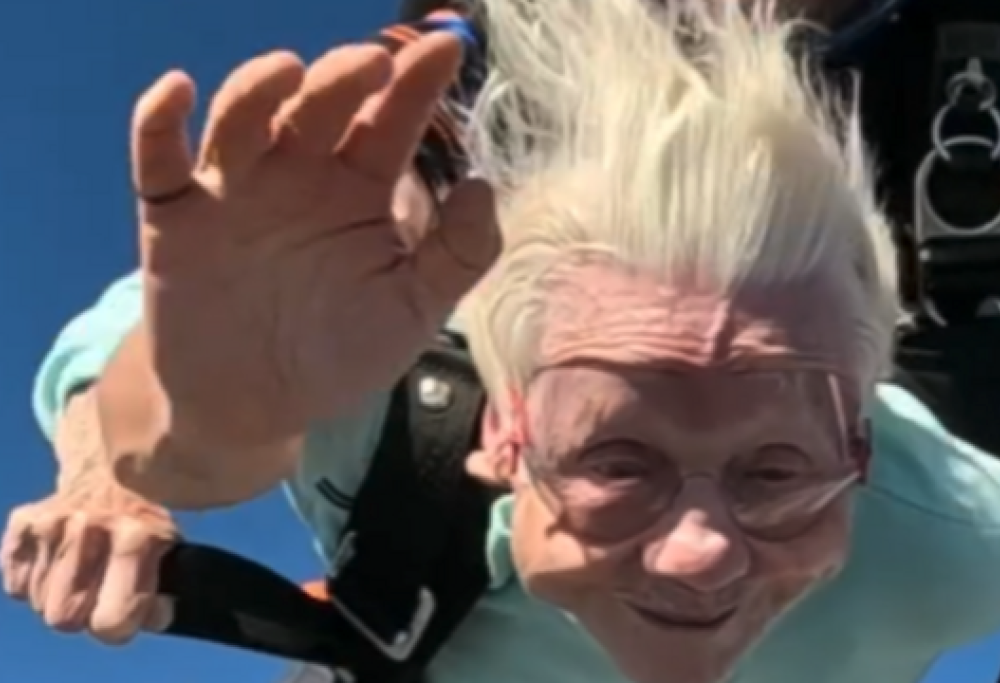 104 anni, si lancia con il paracadute