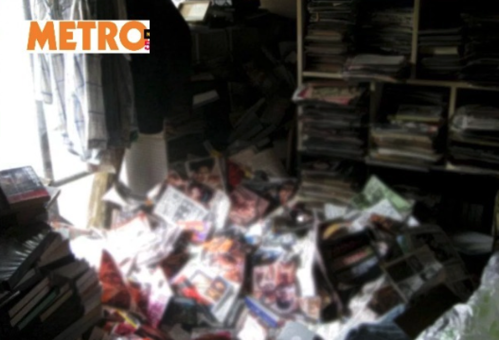 Muore schiacciato da 6 tonnellate di riviste porno