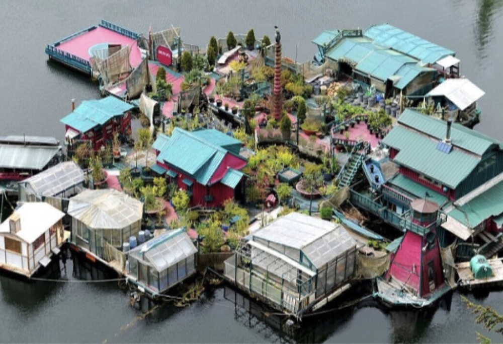 Vive da 31 anni su un’isola costruita insieme al marito