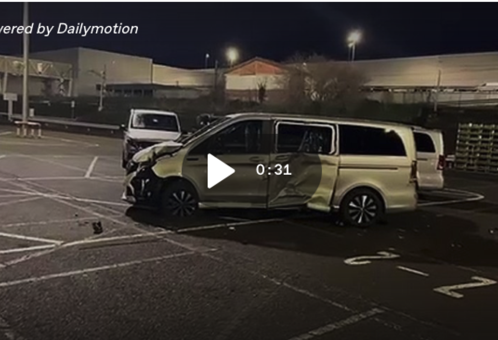 La Mercedes lo licenzia, lui distrugge 50 furgoni