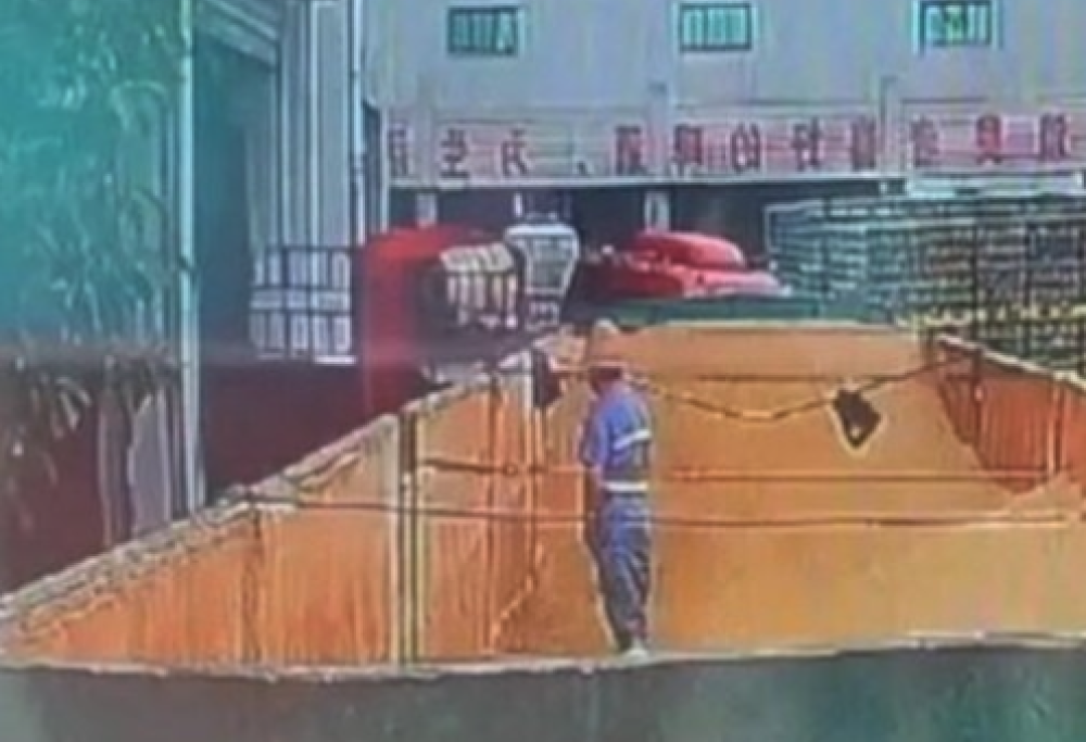 Sorpreso a urinare nella vasca del birrificio