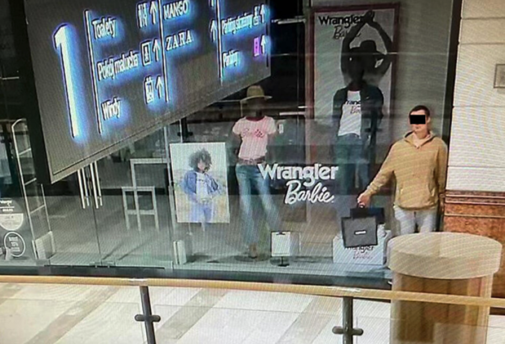 Si finge manichino per svaligiare il negozio