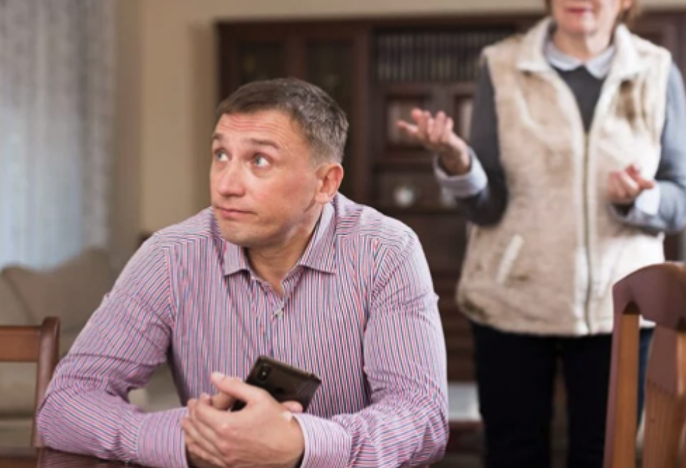 Stanca di mantenere i figli 40enni, li sfratta