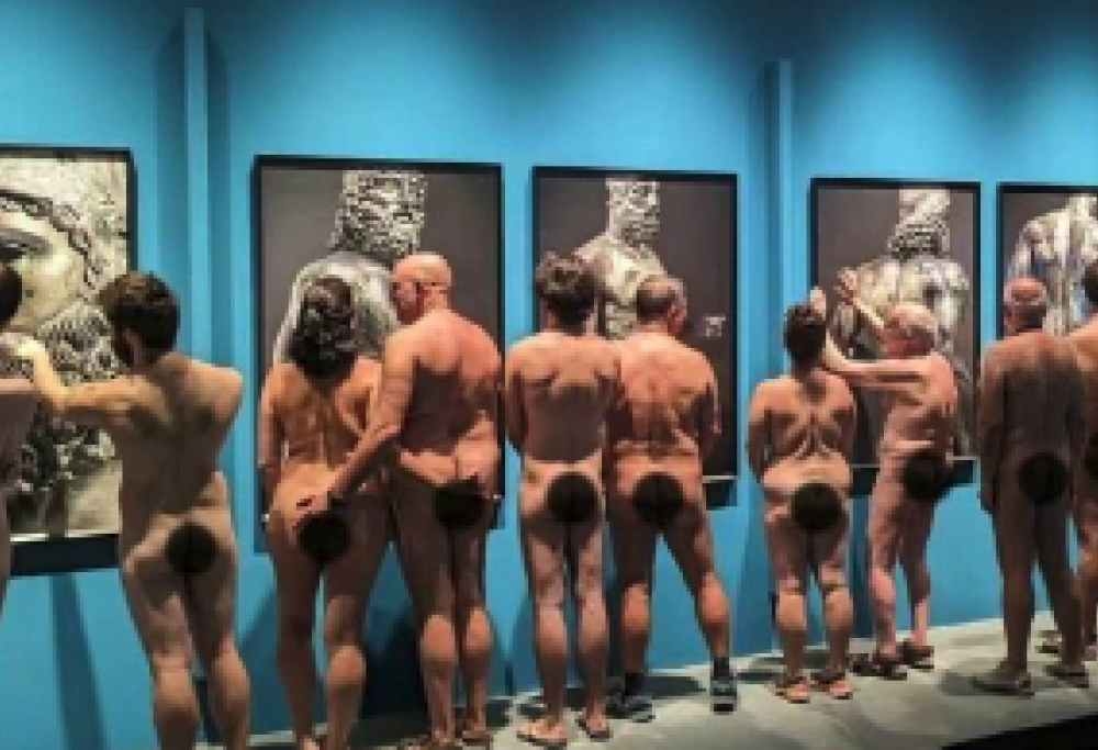 Barcellona, tutti nudi al museo