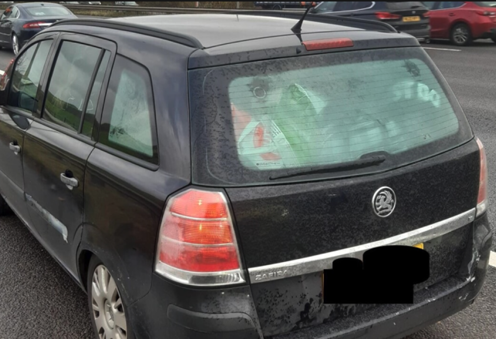 Fermata un’auto con 15 persone a bordo