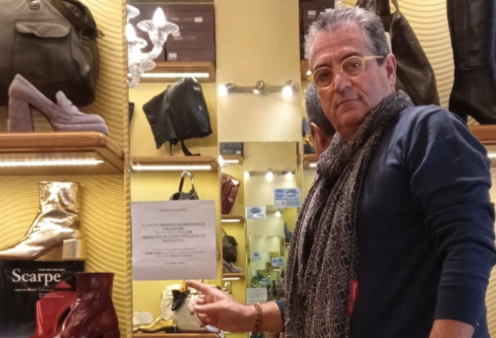 Se vuoi provare le scarpe paghi 20 euro