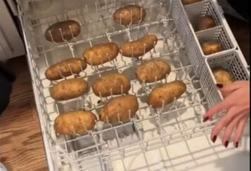 Lava e cucina le patate in lavastoviglie