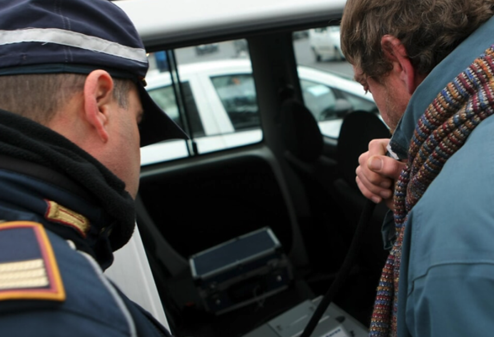 Padre ubriaco soccorre figlia ubriaca al posto di blocco