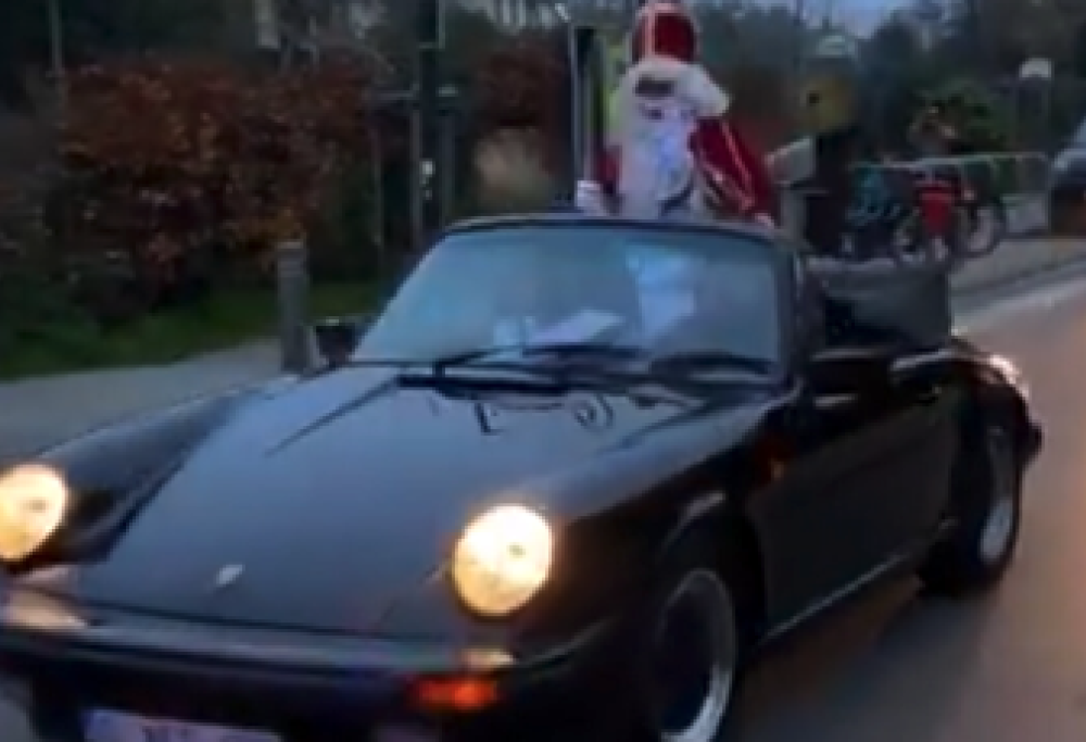 Quartiere ricco, Babbo Natale arriva in Porsche
