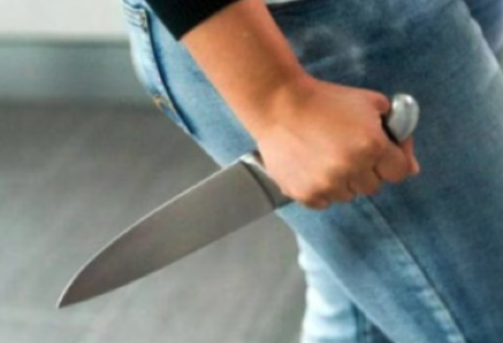 Lui la tradisce, lei glielo taglia e lo getta nel wc