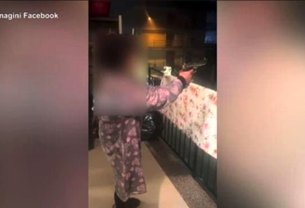 Nonnina spara dal balcone a Capodanno