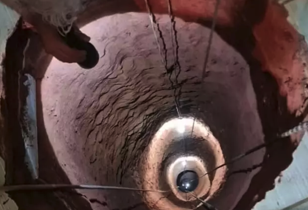 Scava una buca in cucina, ci cade dentro e muore