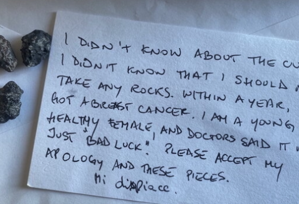 Ruba pietre a Pompei e si ammala