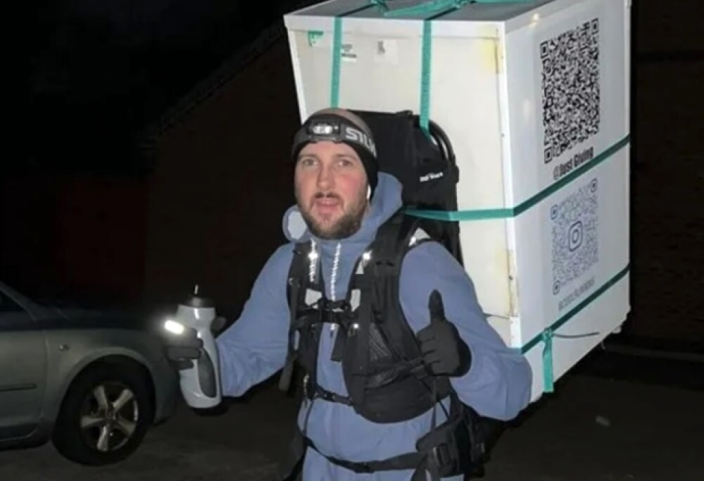 L’uomo che corre con un frigo sulle spalle