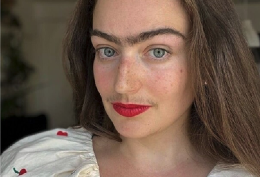 Smette di tagliarsi sopracciglia e baffetti