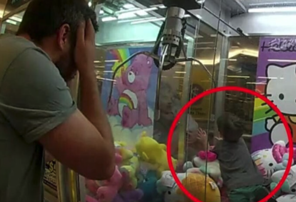 Bimbo incastrato nella macchina dei peluche