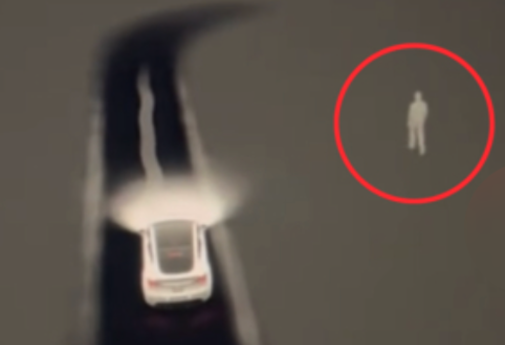 Una Tesla riprende fantasmi al cimitero