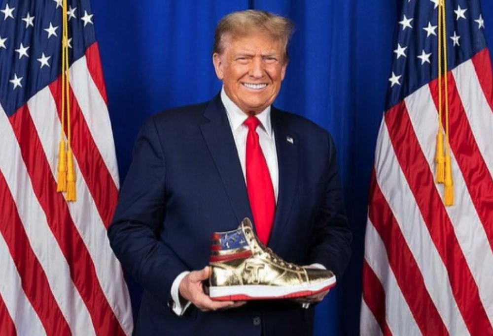 Trump presenta la sua collezione di sneakers
