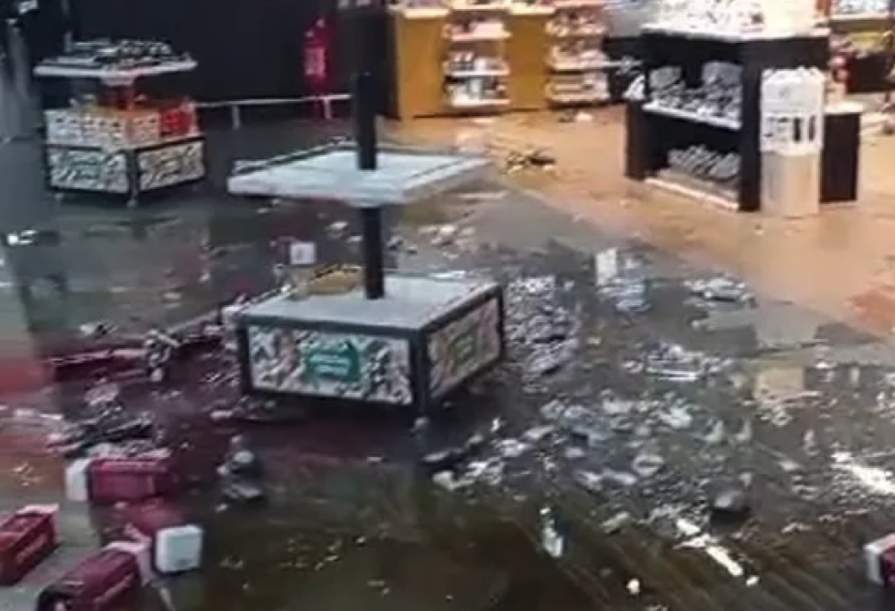 Hostess licenziata devasta un duty free