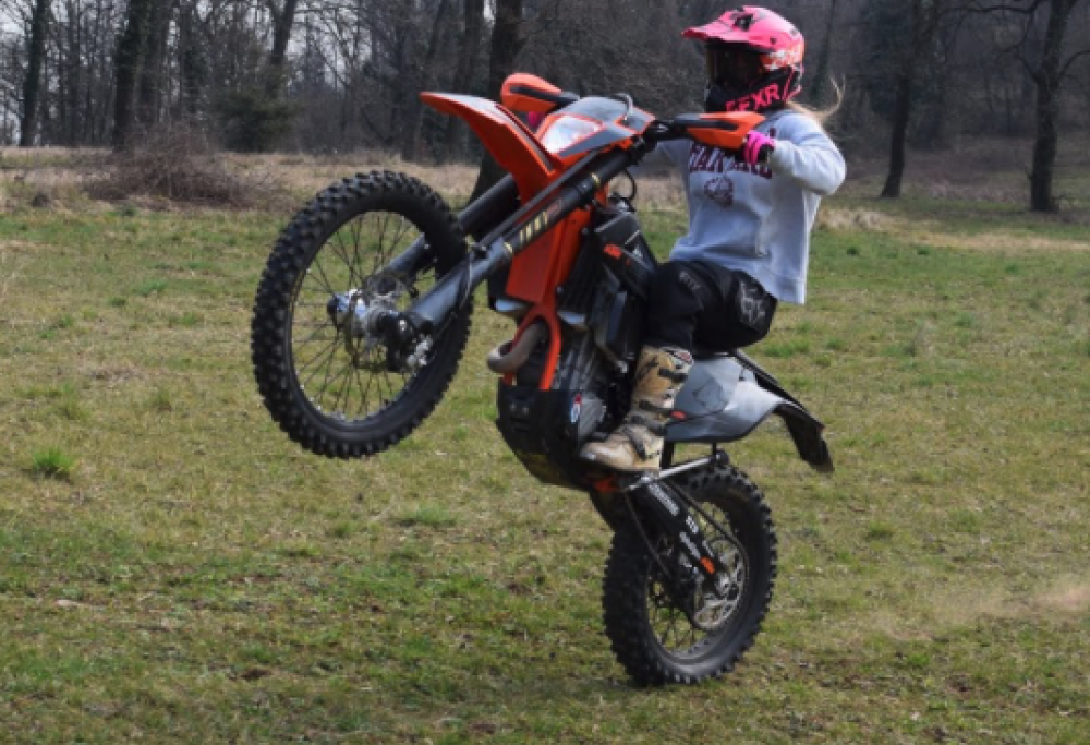 Impenna la moto per i figli, 7000 euro di multa