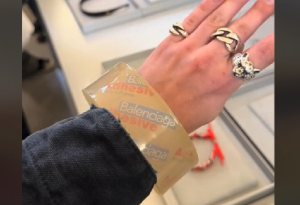 3mila euro per il bracciale che sembra nastro adesivo