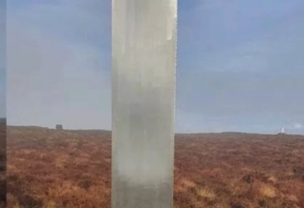 Monolite di 3 metri appare dal nulla