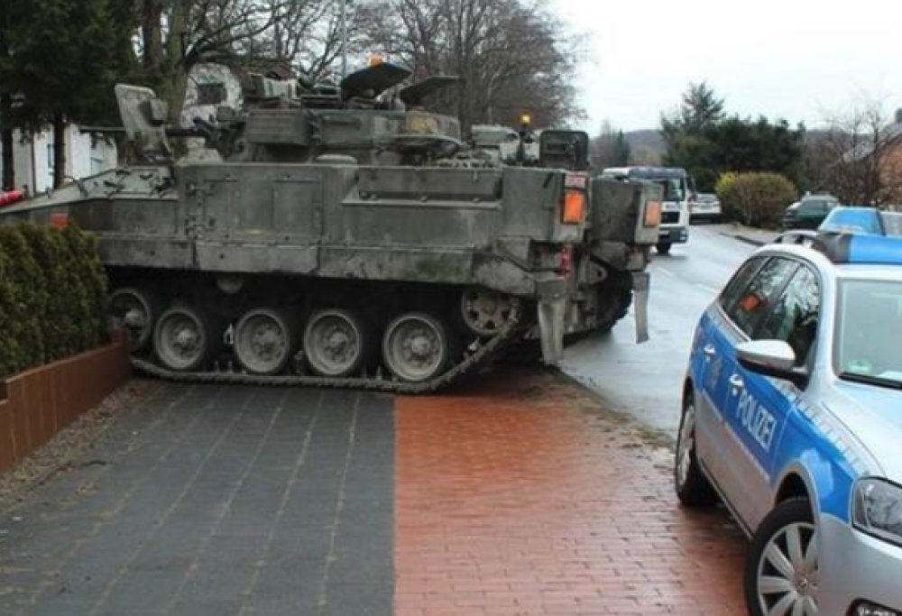 Usava carro armato come spazzaneve