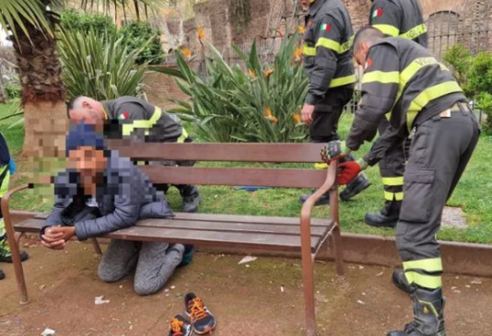 Rimane incastrato in una panchina