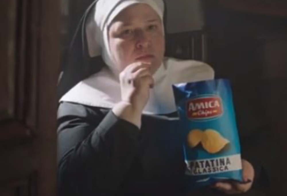 Lo spot di Amica Chips che fa infuriare i cattolici