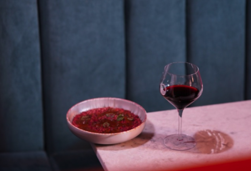 Vino gratis ai clienti senza cellulare a tavola