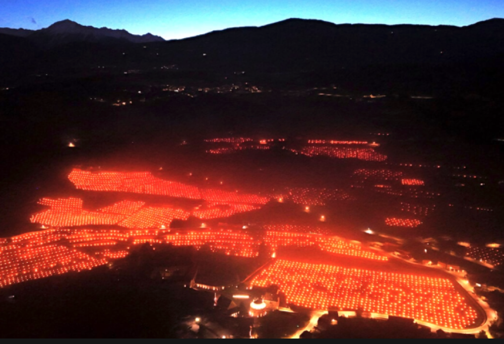 Migliaia di candele per combattere il gelo