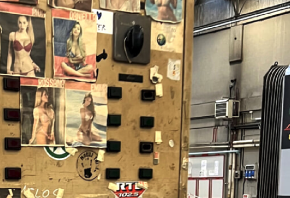 Costretto a guardare foto porno al lavoro