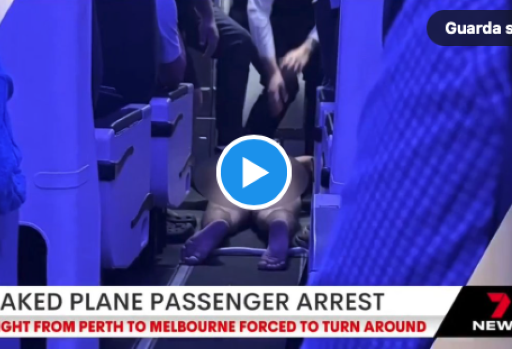 Corre nudo a bordo, aereo costretto ad atterrare