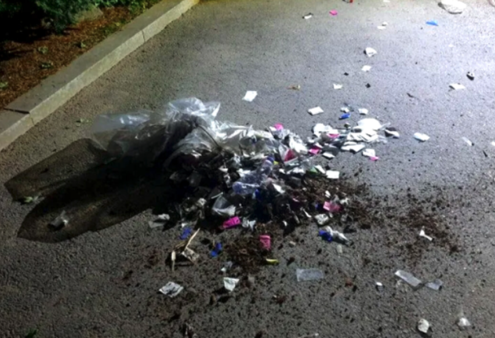 Piovono dal cielo palloncini pieni di spazzatura