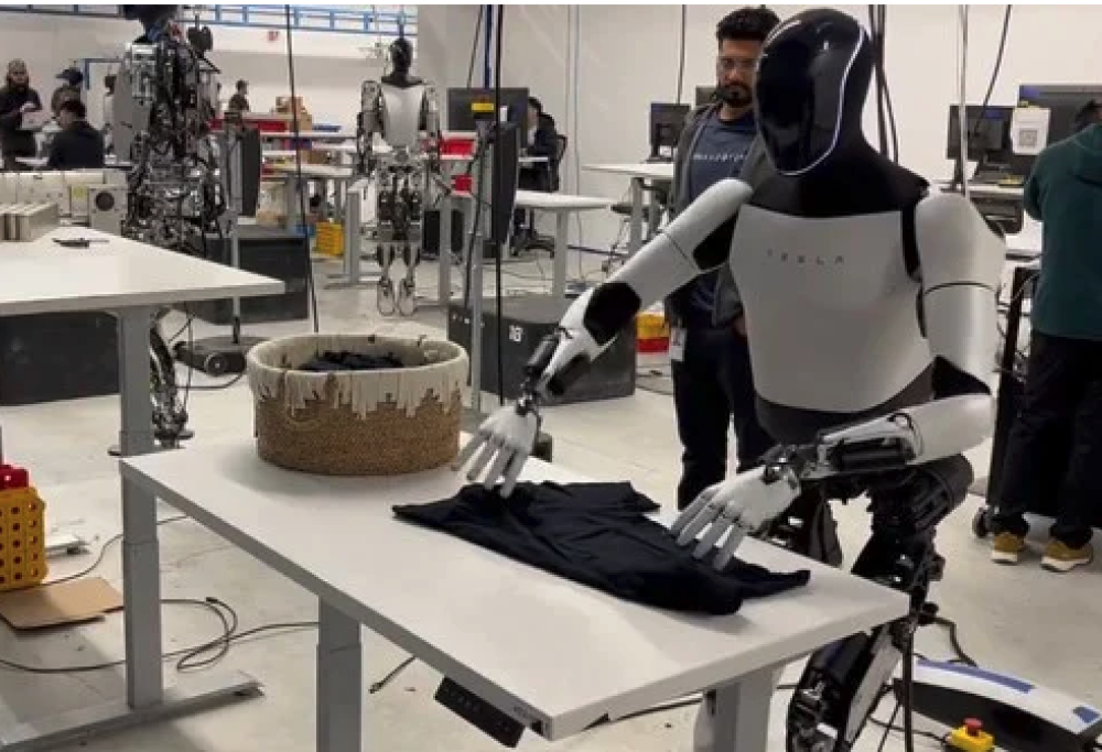 Optimus, il primo robot umanoide che fa i lavori di casa