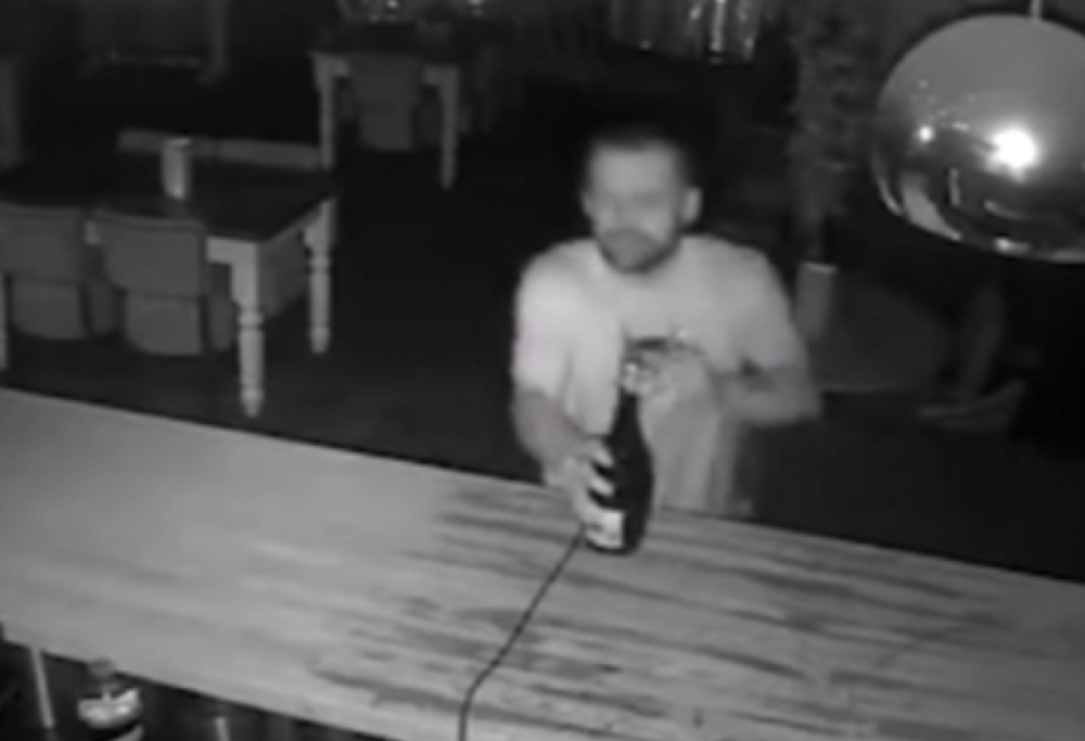 Ladro fa merenda a prosecco e torta durante una rapina