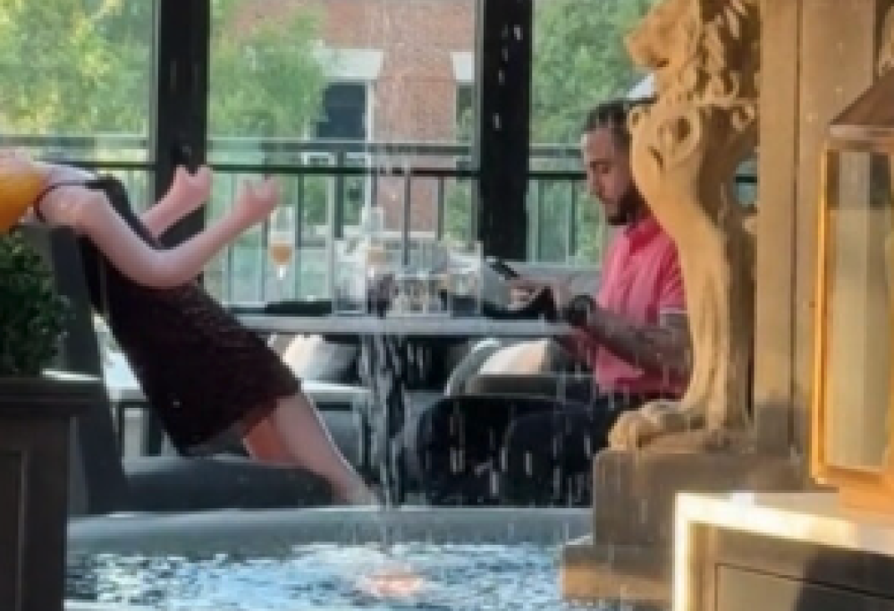 Al ristorante con la bambola gonfiabile